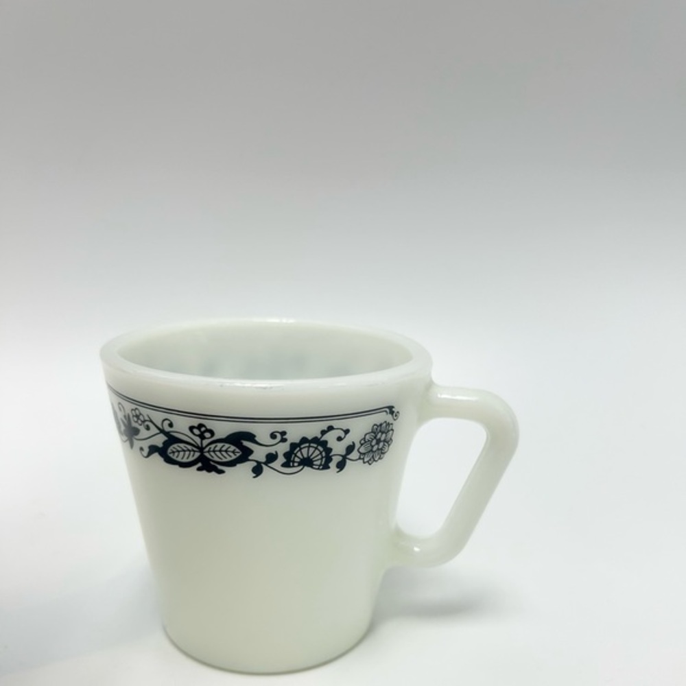 Pyrex cup. - Picture 3 of 13